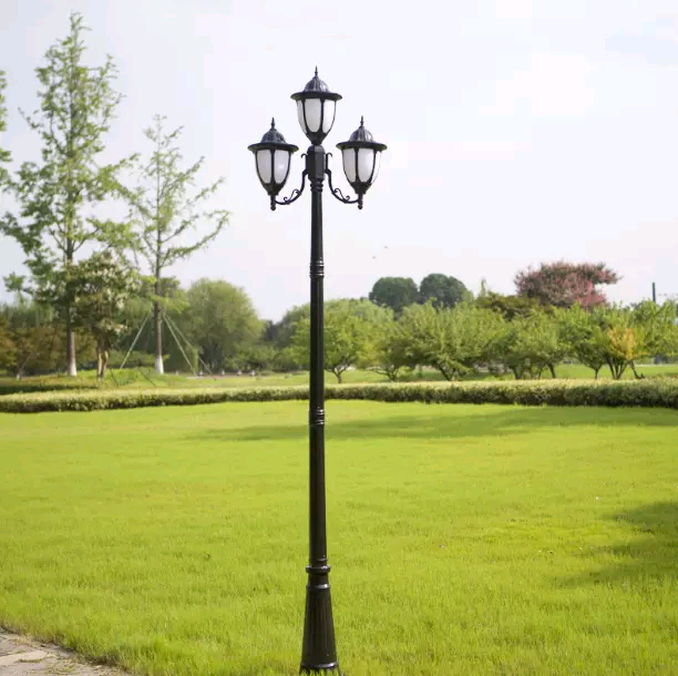 Outdoor Garden Cast Iron Light Pole Black / Yellow Color ANSI Standard